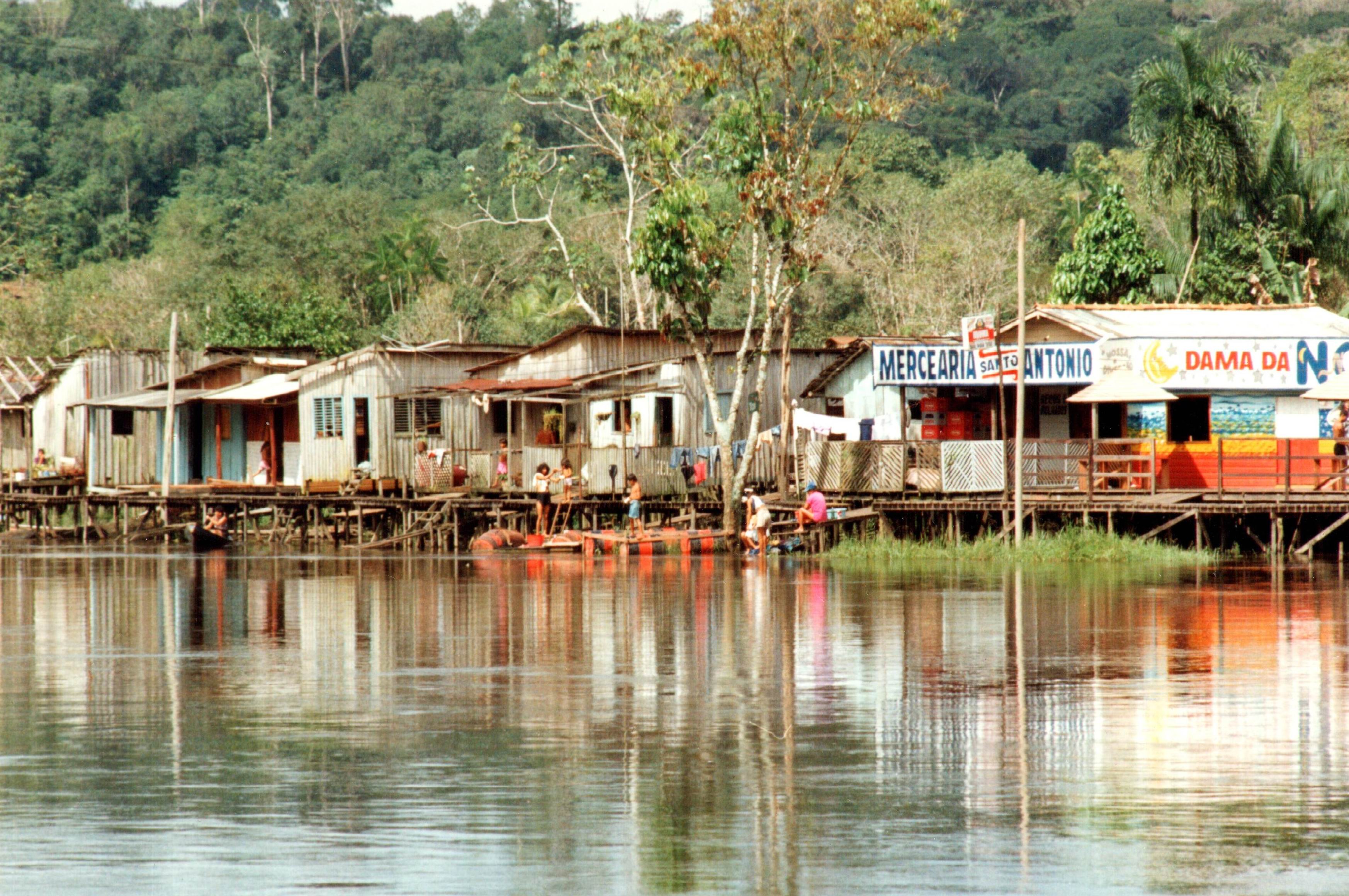 Sat pe Râul Amapari (fotografie realizată de membrii echipei).